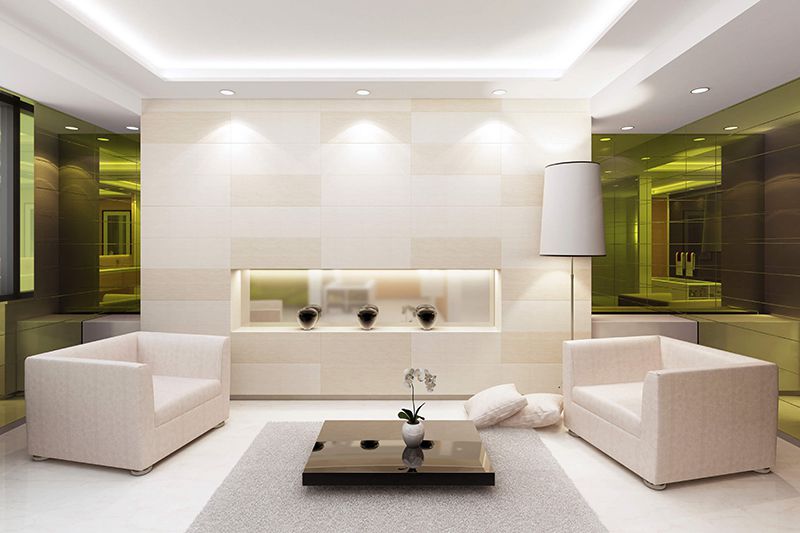 Phong cách đơn giản khi bài trí phòng khách vuông với sofa và bàn trà.