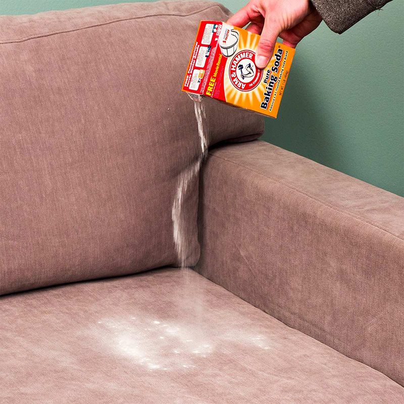 Rắc baking soda lên bề mặt của sofa da và để chúng có thể làm sạch ghế sofa một cách hiệu quả.