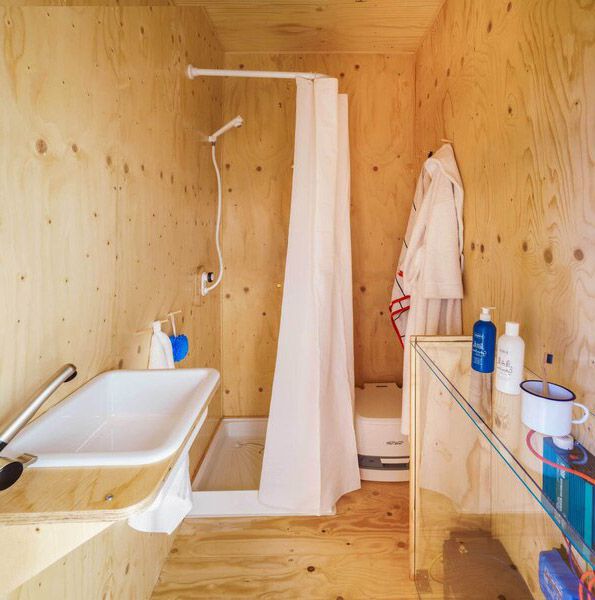 Toàn bộ phòng tắm sử dụng chất liệu gỗ thông nhìn khá bắt mắt.
