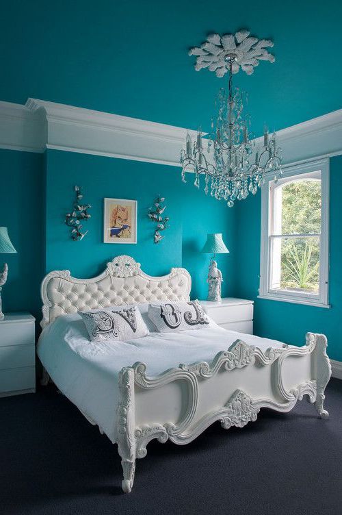 Giường ngủ King phong cách tân cổ điển với những hoa văn và họa tiết đi kèm.