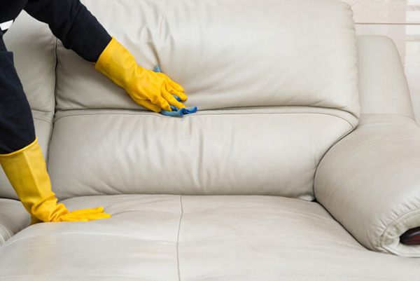 Nên sử dụng bao tay khi làm sạch sofa da để tránh các chất tẩy rửa ăn mòn da tay.