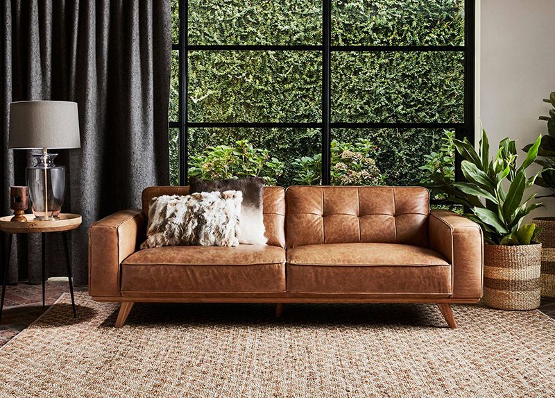 Đánh bóng bề mặt ghế sofa da để tăng thêm vẻ đẹp thẩm mỹ