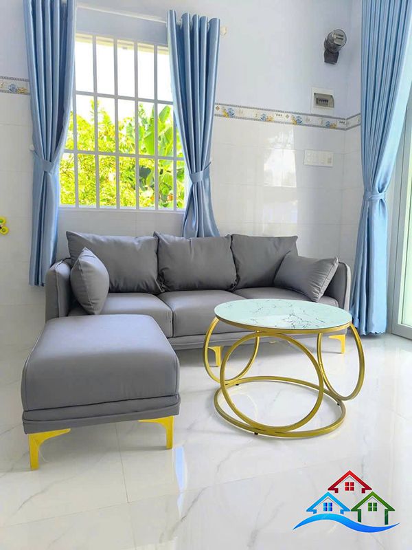 Đặt ghế sofa phòng khách cạnh cửa sổ